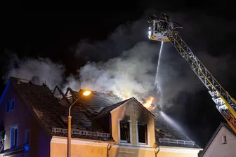 Urteil im Prozess um Brandstiftung in Freiberg: Wie hat das Amtsgericht Chemnitz entschieden? - Im August 2024 stand dieses Haus in Freiberg in Flammen. Von Anfang an war klar, dass es Brandstiftung war.