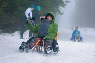 Urteil im Prozess um Rodelunfall am Fichtelberg: Darum ging die Klägerin leer aus - Das Oberlandesgericht (OLG) in Dresden hat nun zu einem Rodelunfall entschieden, der sich 2016 in Oberwiesenthal ereignet hat (Symbolfoto).
