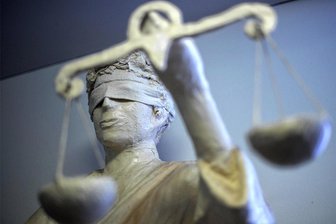 Urteil im Prozess um versuchten Totschlag am Dittrichplatz in Plauen: „Ihnen war egal, ob das Opfer stirbt“ - Der 22-jährige Angeklagte ist am Landgericht Zwickau zu einer mehrjährigen Gefängnisstrafe verurteilt worden.