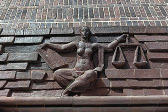 Urteil wegen versuchter Erpressung am Amtsgericht Chemnitz - Wohin sich Justizias Waage neigt, ist für Außenstehende oft schwer verständlich.