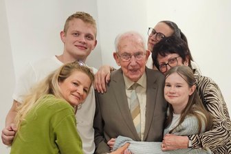 „Ururenkel möchte ich schon noch erleben“: Urgestein vom Erzgebirge feiert 100. Geburtstag - Haben Herbert Uhlig gratuliert: Enkelin Kati Myschor (links vorn), Urenkel Matty, Enkelin Anne, Tochter Ingrid und Urenkelin Emmi (im Uhrzeigersinn).