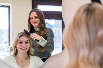 Ururenkelin übernimmt Friseursalon im Erzgebirge: 23-Jährige führt Traditionsgeschäft jetzt in fünfter Generation - Lara Tabea Beck, hier mit Kundin Marijke Derksen, ist die neue Chefin im Friseursalon Schubert.