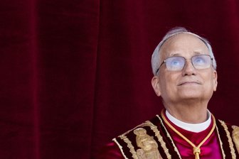 US-Amerikaner Leo XIV. ist neuer Papst: Überraschend, aber logisch - Der neu gewählte Papst Leo XIV., der US-Amerikaner Robert Prevost, erscheint nach dem Konklave auf dem Balkon des Petersdoms im Vatikan.