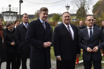 US-Außenminister Pompeo besucht Grenzmuseum Mödlareuth - Bundesaußenminister Heiko Maas (SPD), Mike Pompeo, (2. von rechts) Außenminister der USA, und Richard Grenell (4. links), US-Botschafter in Deutschland besuchen Mödlareuth bei Hof.