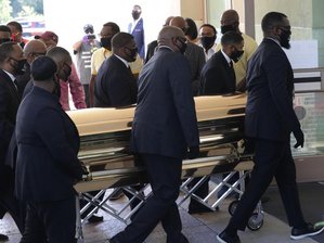 US-Demokraten wollen Gesetz gegen Polizeigewalt -  
          Sargträger bringen den Sarg von George Floyd für eine öffentliche Gedenkfeier in die «The Fountain of Praise» Kirche in Houston (Texas).