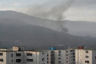 US-Einsatz in Venezuela: Es ging wohl nie um Drogen - Rauch steigt vom Fort Tiuna auf, einem der wichtigsten Militärgarnisonen in Venezuelas Hauptstadt Caracas.