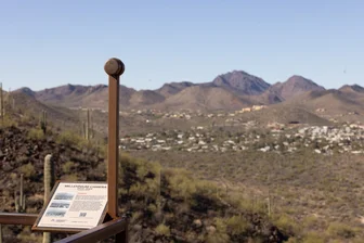 Seine erste Millenniumskamera hat der Konzeptkünstler und Experimentalphilosoph Jonathon Keats am Tumamoc Hill mit Blick auf die Bergkette am Rand der Stadt Tucson im US-Bundesstaat Arizona aufgestellt. Weitere sollen folgen.