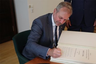 US-Generalkonsul besucht TU Bergakademie Freiberg: engere Zusammenarbeit geplant - US-Generalkonsul John R. Crosby hat sich in das Ehrenbuch der TU Bergakademie Freiberg eingetragen.