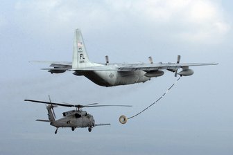 US-Luftwaffe rettet verunglückte deutsche Segler - Ein Hubschrauber tankt Treibstoff an einer HC-130P der 920. Rescue Wing, einer auf Rettung und Bergung spezialisierten Einheit der US-Luftwaffe. Solche Luftbetankungen waren auch bei der jüngsten Rettungsaktion nötig.