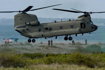 US-Militärhubschrauber muss auf Feld notlanden - Ein solcher "Chinook"-Transporthubschrauber der US-Armee musste bei Delitzsch notlanden.