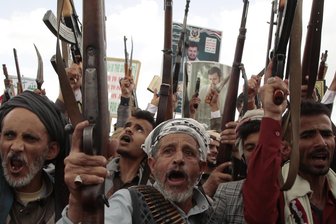 US-Militärmacht versagt bei den Huthis - Anhänger der Huthi-Bewegung protestieren im jemenitischen Sanaa gegen die USA und Israel.