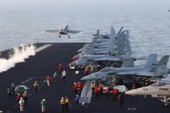 US-Präsident befiehlt Angriff auf Ziele im Jemen – Huthis im Visier - Von einem Flugzeugträger der US-Marine aus starten Kampfjets, um Ziele in der jemenitischen Hauptstadt Sanaa anzugreifen. Foto: U.S. Navy/dpa