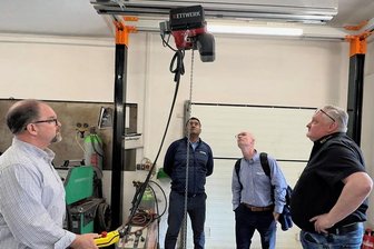 US-Spezialfirma baut Deutschland-Geschäft auf - unter vogtländischer Beteiligung - Besuch bei IWS Crane-System Heinsdorfergrund. Sales-Manager Mark Grandusky (links) mit weiteren Mitarbeitern der US-Hebetechnikfirma Gorbel bei einer Technikschau mit IWS-Chef Frank Petzoldt (rechts).