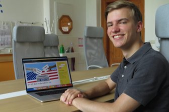 US-Wahl in Schülerzeitung erklärt: Vogtländer gewinnt Sachsen-Preis - Kai Neubert ist Chefredakteur von „Allerlei unzensiert“. Mit dem Erklärstück „Die US-Wahl im Detail“ hat er einen Preis gewonnen.