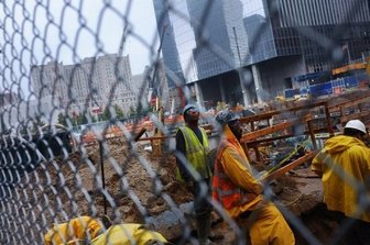 USA blicken auf die Terroranschläge zurück - Zehn Jahre nach den Anschlägen vom 11. September 2001 blicken die USA am Sonntag zurück auf eines der erschütternsten Ereignisse in ihrer Geschichte. Das Land nimmt den runden Jahrestag zum Anlass für eine nationale Standortbestimmung und lässt eine Dekade Revue passieren, die von Terrorangst, Krieg und gefühltem Niedergang einer Weltmacht geprägt war. Im Zentrum des Gedenkens an 9/11 steht aber wie in den Jahren zuvor das Erinnerungsritual am Ground Zero in New York, wo das Terrornetzwerk El Kaida das World Trade Center mit zu fliegenden Bomben umfunktionierten Flugzeugen dem Erdboden gleichmachte und den Großteil der fast 3000 Anschlagsopfer tötete.