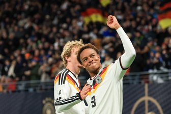 USA statt Marbella: Nachrücker Ouédraogo Erster im WM-Camp - Was für ein Länderspieldebüt: Assan Ouédraogo bejubelt mit Nick Woltemade sein Joker-Tor beim 6:0 gegen die Slowakei. (Archivbild)  
