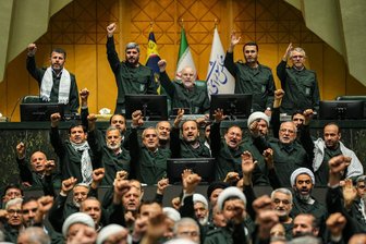USA und Iran im Konflikt: Gefährliches Pokerspiel - Kämpferisch zeigten sich am Sonntag Abgeordnete im iranischen Parlament – in Uniformen der Revolutionsgarde.