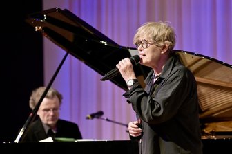 Uschi Brüning - Wie die Grande Dame des deutschen Jazz Zwickau verzaubert - Uschi Brüning begeistert das Publikum mit ihrem Pianisten Christian von der Goltz im Schumann-Konservatorium.