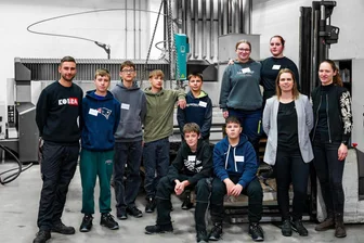 UTP im Kapitalismus? Eine Stadt im Vogtland haucht dem Unterricht in der Produktion neues Leben ein - UTP heißt in Lengenfeld GIP. In die Grundlagen der industriellen Produktion werden die Achtklässler der Oberschule eingeführt - beim Weltmarktführer Kobra. Links Ausbilder Philip Georgi, rechts WTH-Lehrerin Rebekka Heß.