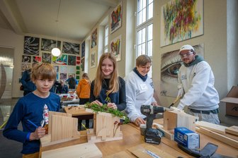 „Uwe glüht“: Adventsmarkt und Kunstfestival locken zur Ausstellungseröffnung nach Etzdorf - 