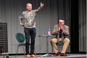 Uwe Steimle erklärt in Chemnitz: „Ich wähle nicht die AfD“ - Reden über Krieg und Frieden und Demokratie: Uwe Steimle (links) mit Uwe Dziuballa im Kulturzentrum Kraftwerk.