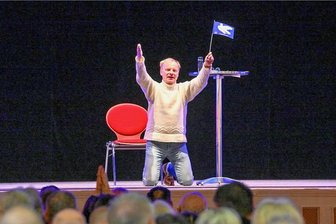Uwe Steimle in Chemnitz: Einmal ohne Provokation - Etwa 250 Zuschauer sind am Mittwoch zum Auftritt von Uwe Steimle im Chemnitzer Kraftwerk e. V. gekommen. Provokationen gab es bei diesem Auftritt nicht. 