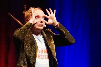 Uwe Steimle in Crimmitschau: Ein schwieriger Fall - Uwe Steimle gestikuliert bei seinem Auftritt im ausverkauften Theater Crimmitschau.