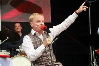 Uwe Steimle in Freiberg: Erst beim Singen kommt er so richtig in Fahrt - Uwe Steimle bei den Freiberger Sommernächten am Samstagabend.