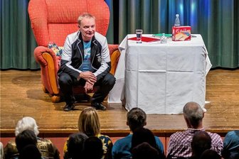 Uwe Steimle in Seiffen: Eine Breitseite gegen die Grünen - Uwe Steimle gastierte am Samstagabend im Seiffener Haus des Gastes. Die Vorstellung war mit 380 Besuchern komplett ausverkauft.