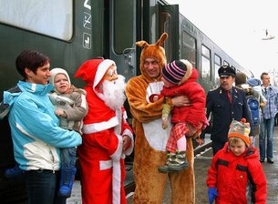 Väterchen Frost hält Bahnfans nicht in der Stube - 
              <p class="artikelinhalt">Das Bahnhofsfest in Schlettau war am Samstag das Ziel eines Dampfsonderzuges des Sächsischen Eisenbahnmuseums Chemnitz-Hilbersdorf. Passend zum Winterwetter hatten sich die Organisatoren der Fahrt etwas Besonderes einfallen lassen: Der Osterhase traf Knecht Ruprecht - zur Freude der kleinen Gäste. </p>
            