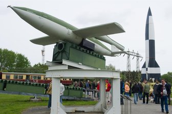 V1-Anlage im Schönfelser Wald: Wieso blieb die Abschussrampe für Hitlers Wunderwaffe so lange geheim? - Auf diesem Bild aus Peenemünde sind sowohl die V1 als auch hinten die V2 zu sehen. Von Schönfels aus konnten die Marschflugkörper nur deshalb nicht starten, weil der Bau der Anlage nicht vor Kriegsende fertig wurde.