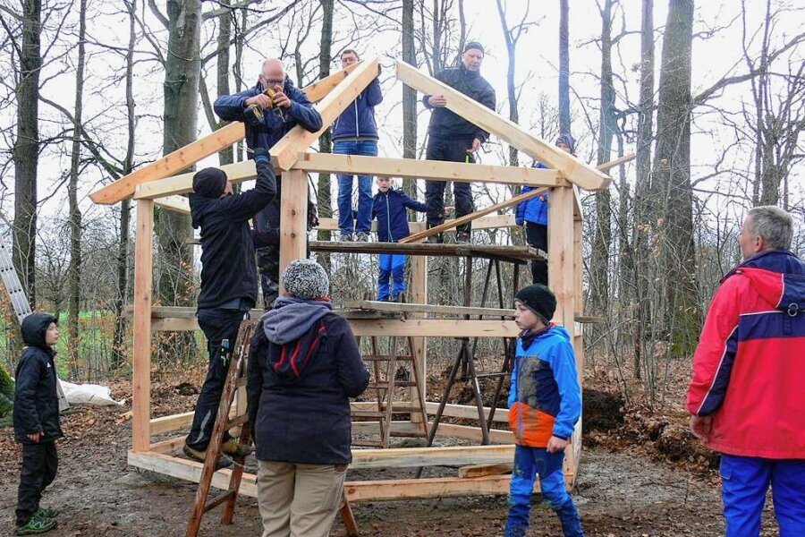 Väter und Söhne bauen Pavillon im Pfarrbusch in Grünlichtenberg - Väter und Söhne haben in Grünlichtenberg einen Pavillon errichtet.