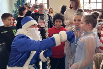 Väterchen Frost besucht Zwickauer Kinder: Warum Mascha beim turbulenten Jolkafest rigoros durchgreifen muss - Der ersehnte Höhepunkt des Jolkafests in Zwickau: Bevor Väterchen Frost die Geschenke auspackt, müssen die Kinder ein Lied singen oder ein Gedicht aufsagen.