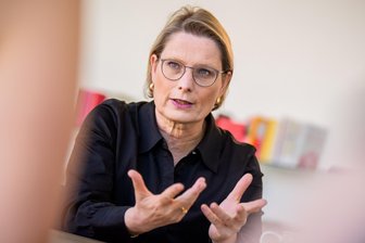 Väterrechte: Verantwortung füreinander übernehmen - Justizministerin  Stefanie Hubig (SPD) will die Rechte leiblicher Väter stärken.
