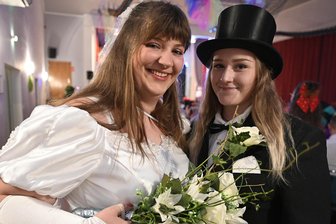 Valentinstag trifft Karneval: Ein Abend voller Herzen und Humor im Kulturhaus Triebel - Zum originellsten Kostüm wurde das Brautpaar Heidi Müller und Esmeralda Pätz gewählt.