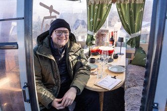 Valentinstag: Was das Erzgebirge am Tag der Verliebten zu bieten hat - Christopher Gahler aus dem „Haus am Berg“ in Oberwiesenthal in einer Genussgondel. Am Valentinstag gibt es in den insgesamt drei Gondeln an der Pension Käsefondue.