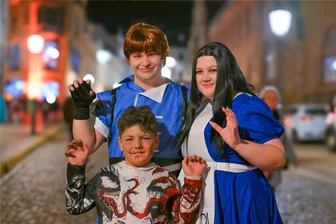 Vampire, Geister und Shopping-Erlebnis: So kam die erste Halloween-Einkaufsnacht in Reichenbach an - Diese Vogtländer hatten sich für die Halloween-Einkaufsnacht extra herausgeputzt.