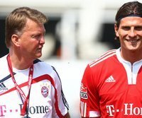 Van Gaal: "Mir san mir - und ich bin ich" - Louis van Gaal (l.) und Mario Gomez beim Münchner Auftakttraining