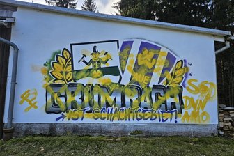 Vandalen auf Sportplatz im Erzgebirge: Waren es Dynamo-Fans? - Mit diesem aufwendigen Graffito bekennen sich die Grumbacher zu den Veilchen aus Aue. Es wurde derart beschmiert, dass es wohl nicht zu retten ist.