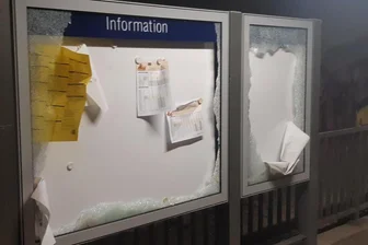 Vandalen beschädigen Bahn-Haltepunkt - Im Zwickauer Ortsteil Mosel haben Unbekannte am Bahn-Haltepunkt Glasscheiben zerstört.