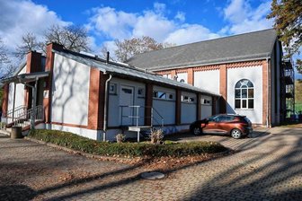 Vandalen beschädigen Turnhallenboden von Grundschule in Rußdorf - Blick auf die Turnhalle: Auf der rechten Seite ist das Baugerüst zu sehen, über das die Täter vermutlich auf das Dach des Gebäudes gelangten.