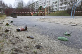 Vandalen hinterlassen Scherben auf Plauener Spielplatz - Vandalen haben auf dem Spielplatz an der Plauener Dr.-Friedrich-Wolf-Straße Scherben verteilt.