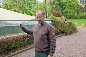 Vandalen im Tierpark Hirschfeld - wer macht denn sowas? - Mario Ritter kann beim Anblick der Beschädigung nur mit dem Kopf schütteln - ein fünf bis sechs Zentimeter großer Stein wird als Übeltäter vermutet. 