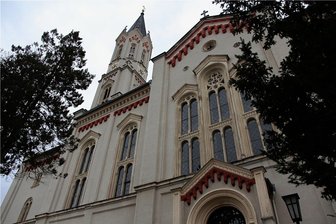 Vandalen schlagen Bleiglasfenster in Eibenstocker Kirche ein - Die Kirche in Eibenstock. Zwei ihrer Bleiglasfenster wurden eingeschlagen.