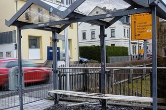 Vandalen sprengen Bushaltestelle - Das Bushaltestelle wurde durch Pyrotechnik zerstört. 