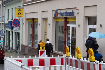 Vandalen verwüsten Postbank-Filiale in Annaberg - In der Postbank-Filiale an der Wolkensteiner Straße in Annaberg haben bislang Unbekannte randaliert.