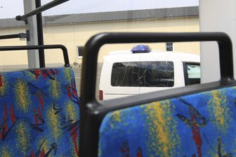 Vandalen zerkratzen Scheiben in der Tram - 
