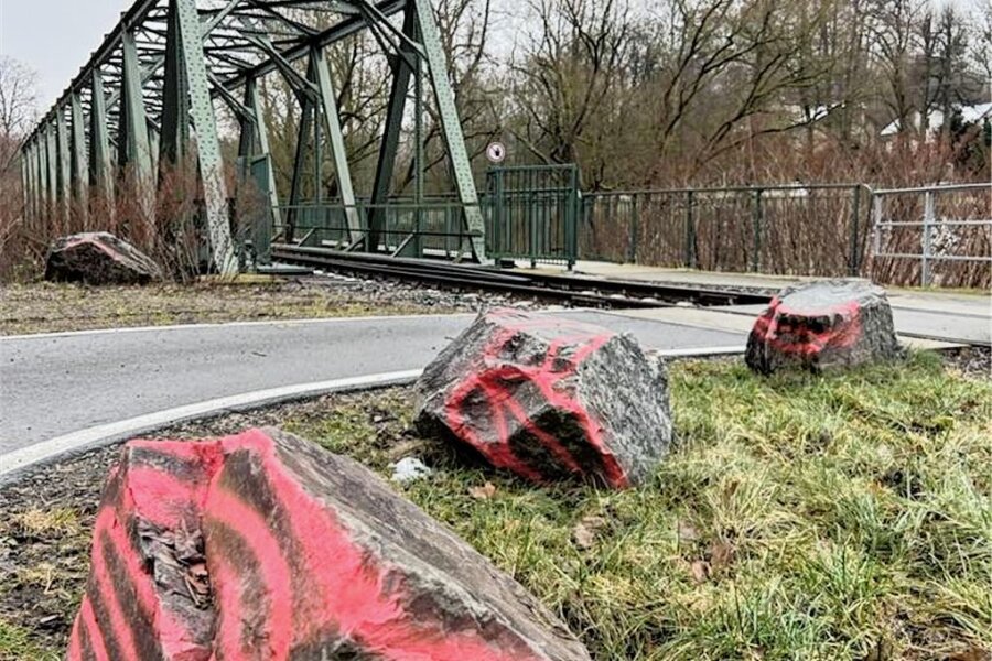 Vandalismus am Chemnitztalradweg: Unbekannte beschmieren Geländer, Begrenzungssteine und Tunnel - Begrenzungssteine an der Stahlbrücke am Chemnitztalradweg in Diethensdorf sind mit roter Farbe beschmiert worden. 