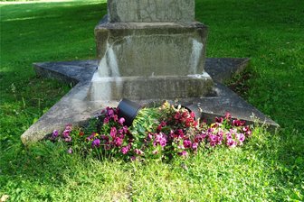 Vandalismus am sowjetischen Ehrenmal im Stadtpark Hainichen - Am sowjetischen Ehrenmal im Stadtpark Hainichen wurde die Bepflanzung zerstört.
