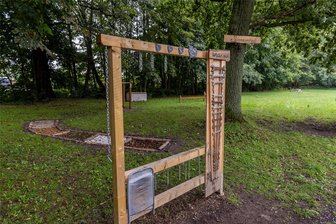 Vandalismus am Wasserspielplatz: Wie die Stadt Rodewisch reagiert - Das Klangspiel am Sinnespfad im Rodewischer Stadtpark ist zerstört.